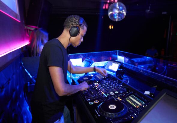 pexels-gaby-tenda-1075944-2123606